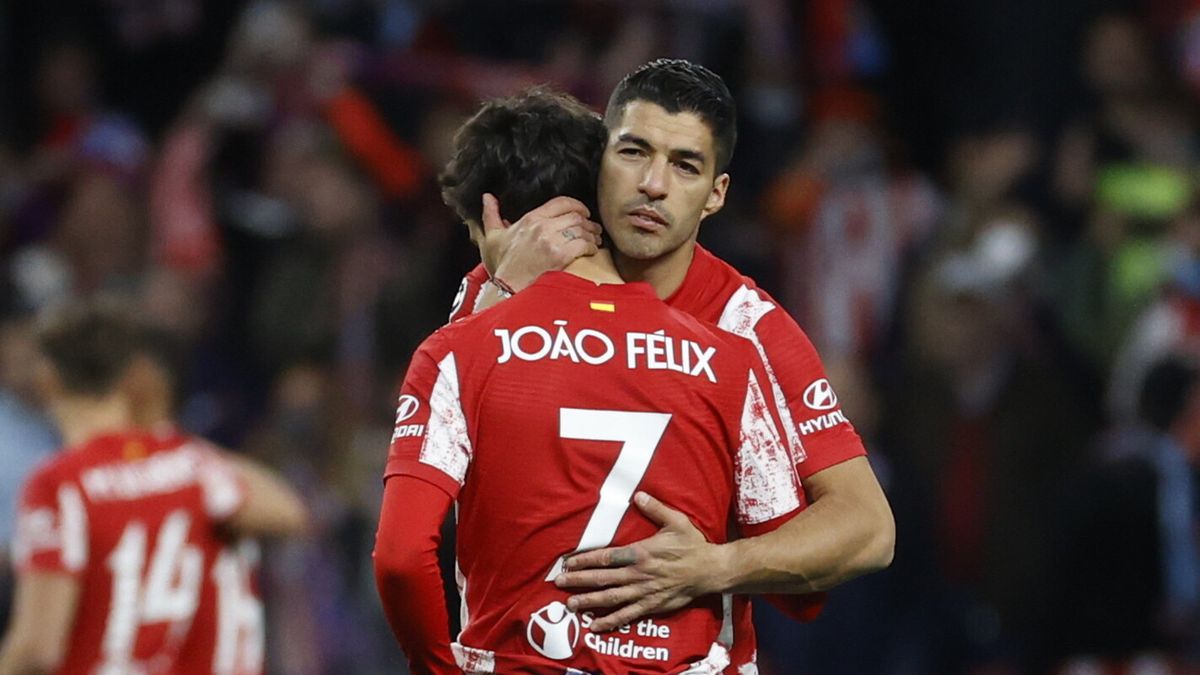 PAP/EPA / Sergio Perez / Na zdjęciu: Joao Felix i Luis Suarez