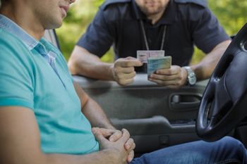 Racibórz: Wpadł w ręce policjantów, bo był w źle zaparkowanym aucie. Miał przy sobie narkotyki