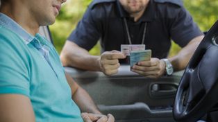 Racibórz: Wpadł w ręce policjantów, bo był w źle zaparkowanym aucie. Miał przy sobie narkotyki