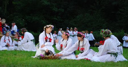 Noc Świętojańska w Ogrodzie na Pompce. Wianki, dawne rzemiosła i występ "Kujaw"