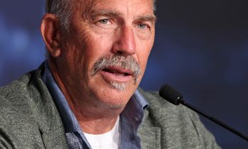 Costner jest wściekły. Szuka skarbów, by odbić się od dna