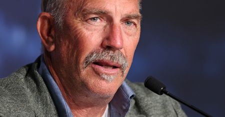 Costner jest wściekły. Szuka skarbów, by odbić się od dna