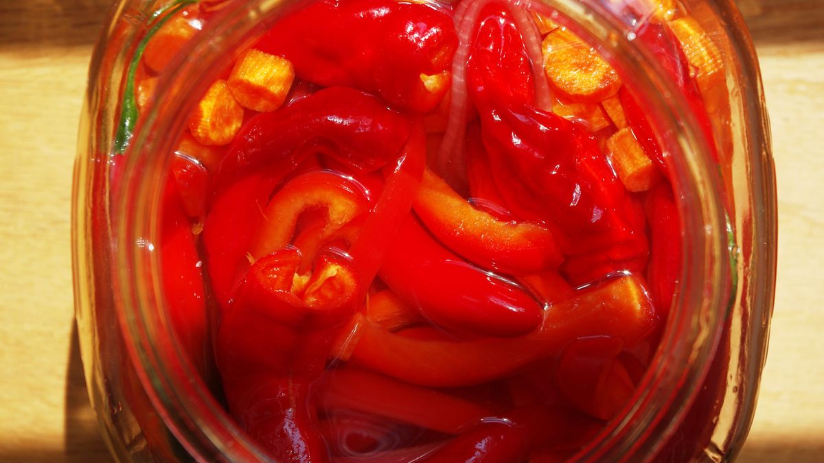 Słodka czerwona papryka w słoiku (produkt i płyn)