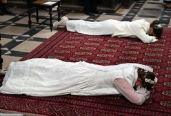 Nowe dziewice konsekrowane. Leżały przed ołtarzem, dostały obrączki