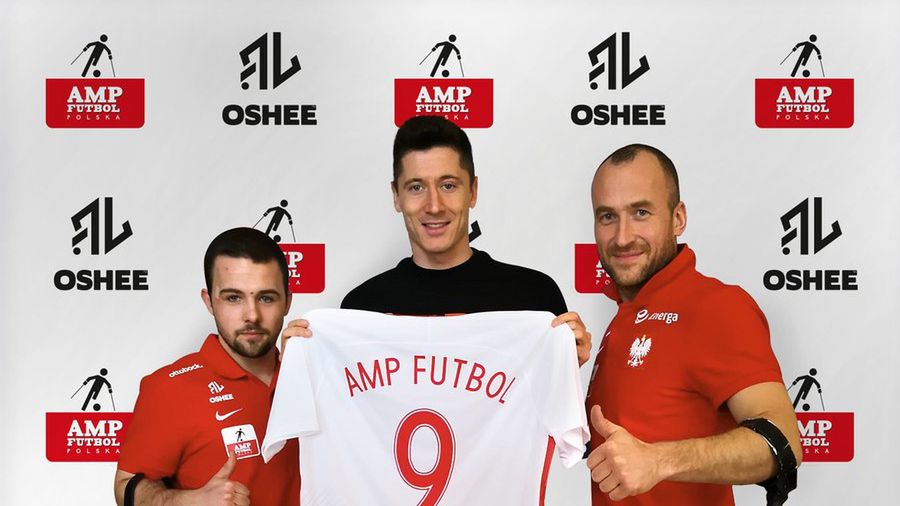 Robert Lewandowski (w środku) z piłkarzami reprezentacji Polski Amp Futbol