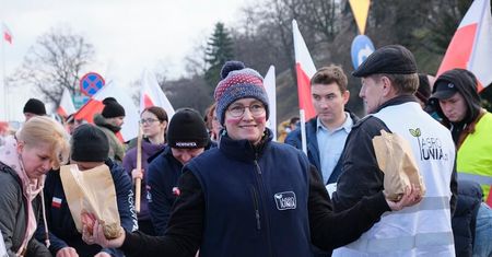 Protest AgroUnii w Lublinie. Rolnicy rozdawali jabłka. Była grochówka i kiełbaski z grilla