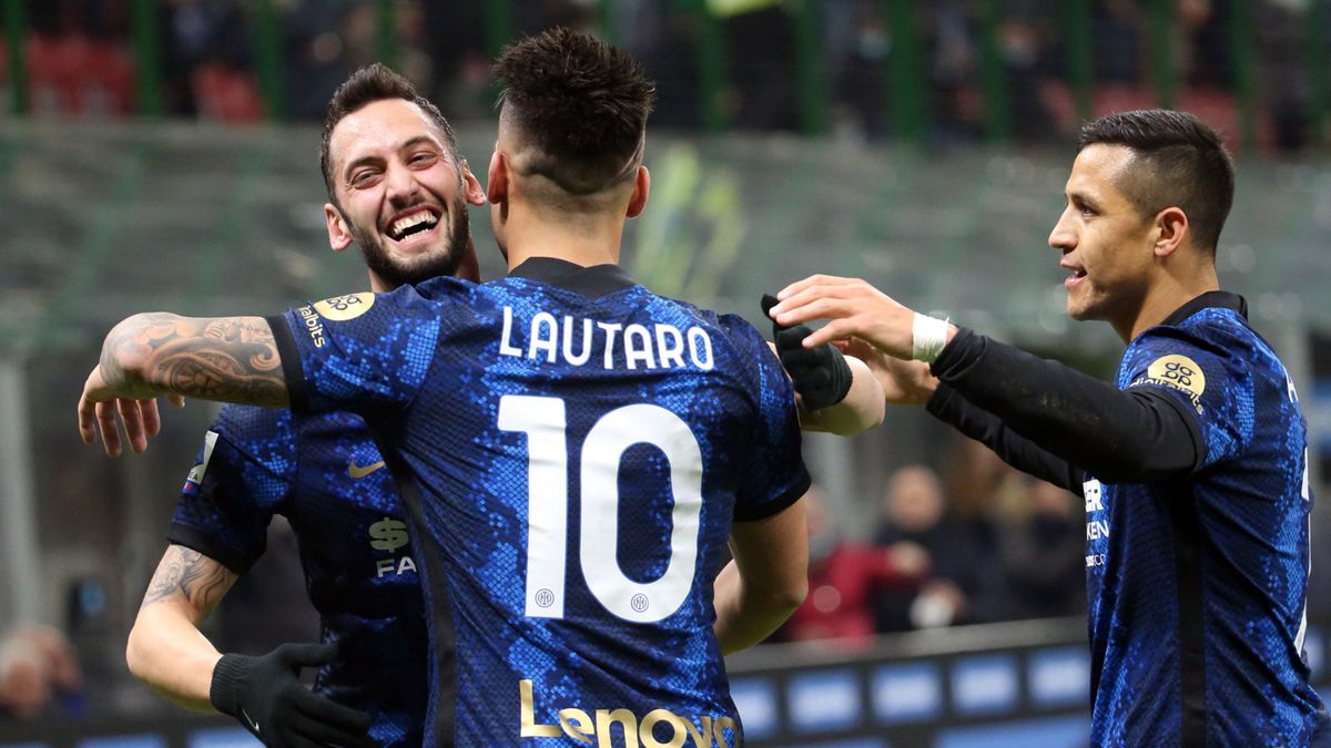 piłkarze Interu Mediolan cieszą się z gola