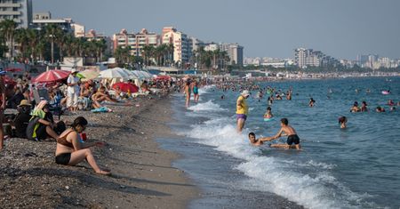 Wszędzie słychać rosyjski. Na plażach tłumy