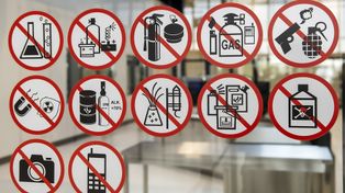 Warszawa: "Zażartował" o bombie. Lotnisko opuścił z mandatem