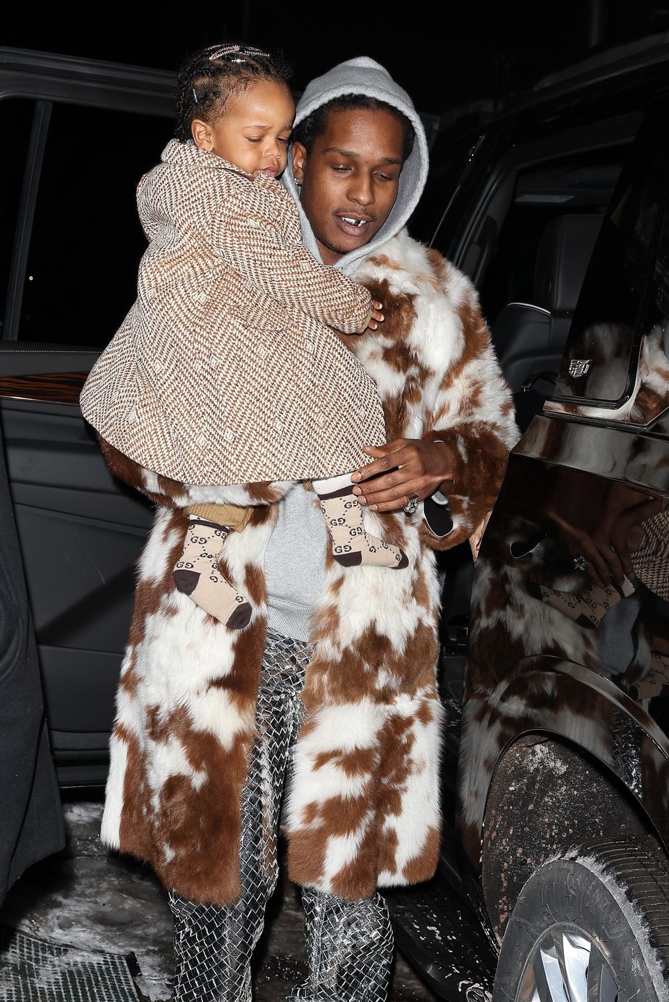 Rihanna i ASAP Rocky buszują po sklepach z synkiem