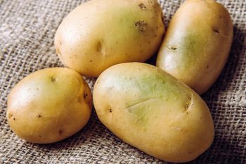 Czy wystarczy odkroić zieloną część ziemniaka i można bezpiecznie go zjeść? Rozwiewamy wątpliwości