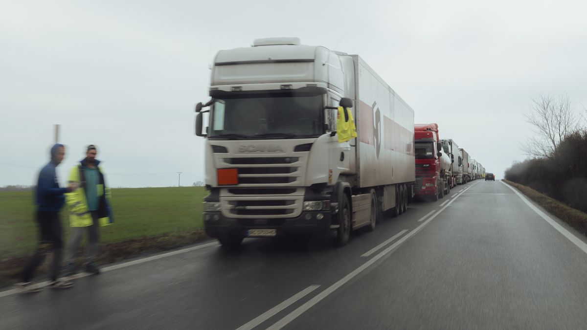 VYSNE NEMECKE, SLOVAKIA - DECEMBER 20: Some 400 Ukrainian freight trucks queue in kilometre-long lines before the Slovak-Ukrainian border crossing near Vysne Nemecke, Slovakia on 20 December 2025. Most of the driver have been waiting in line for over two days, and some are expecting to wait few more days to head back home before Christmas. (Photo by Robert Nemeti/Anadolu via Getty Images)