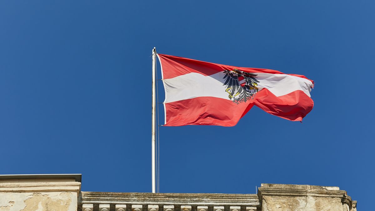 Na zdjęciu flaga Austrii powiewająca na budynku