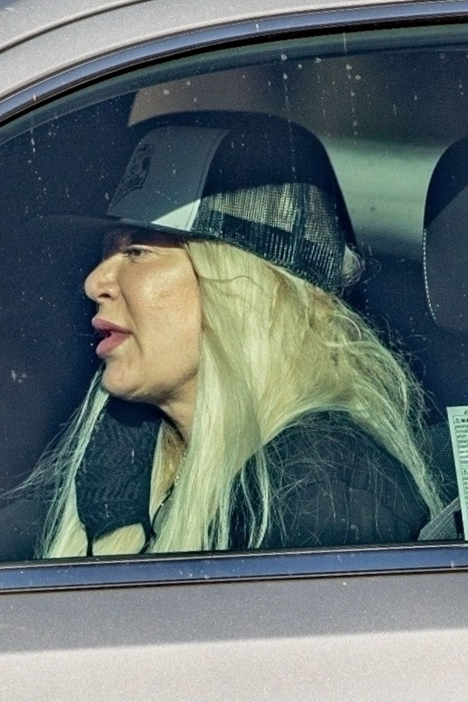 Tori Spelling strzela groźne miny