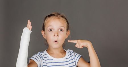 Zajęcia dodatkowe rozwijają, ale życie lubi zaskakiwać. Jak dać dziecku wolność, a sobie spokój?