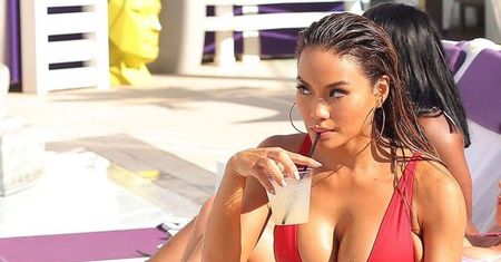 Daphne Joy uwodzi w zbyt skąpym i obcisłym kostiumie kąpielowym