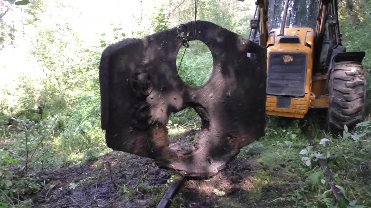 Elementy radzieckiego czołgu z czasów II wojny światowej odnalezione na mokradłach w pobliżu Fromborka