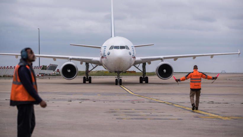 <p>epa09418032 A French army Airbus A310 land at Roissy CDG airport from Kabul in Roissy, near Paris, 17 August 2021. A group of 45 passengers, most of them French, were evacuated as part of an operation to bring back French nationals.  EPA/CHRISTOPHE PETIT TESSON<br />
Dostawca: PAP/EPA.</p>