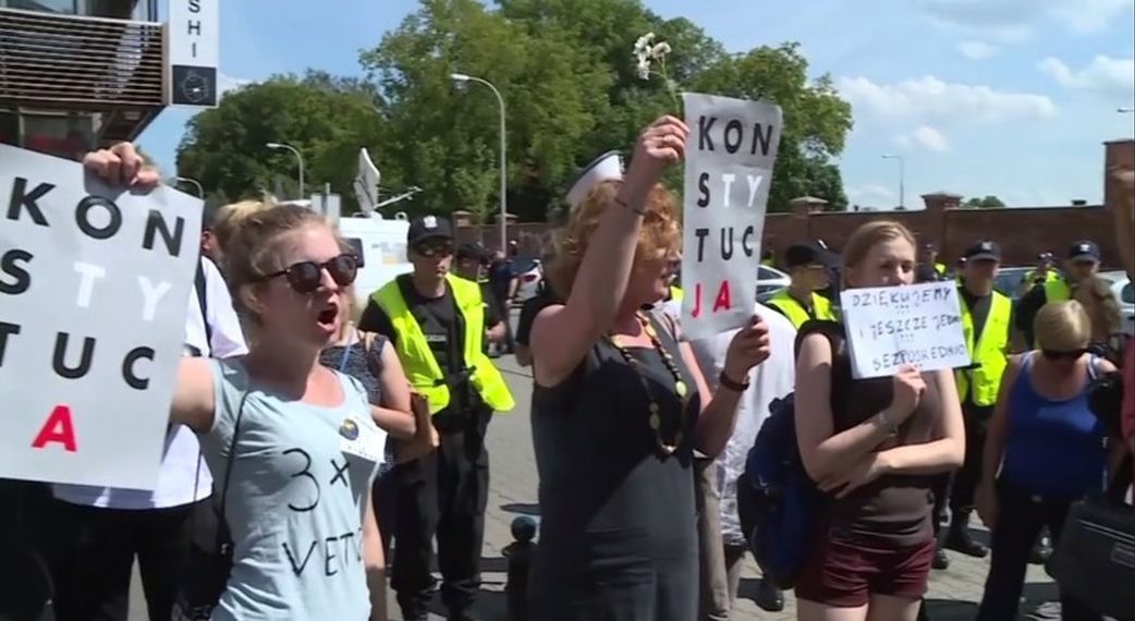 Zarzuty dla protestujących przed siedzibą PiS. Policja przesłuchała 11 osób