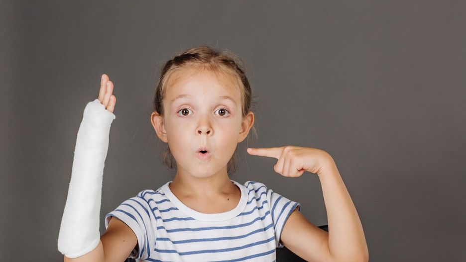 Zajęcia dodatkowe rozwijają, ale życie lubi zaskakiwać. Jak dać dziecku wolność, a sobie spokój?