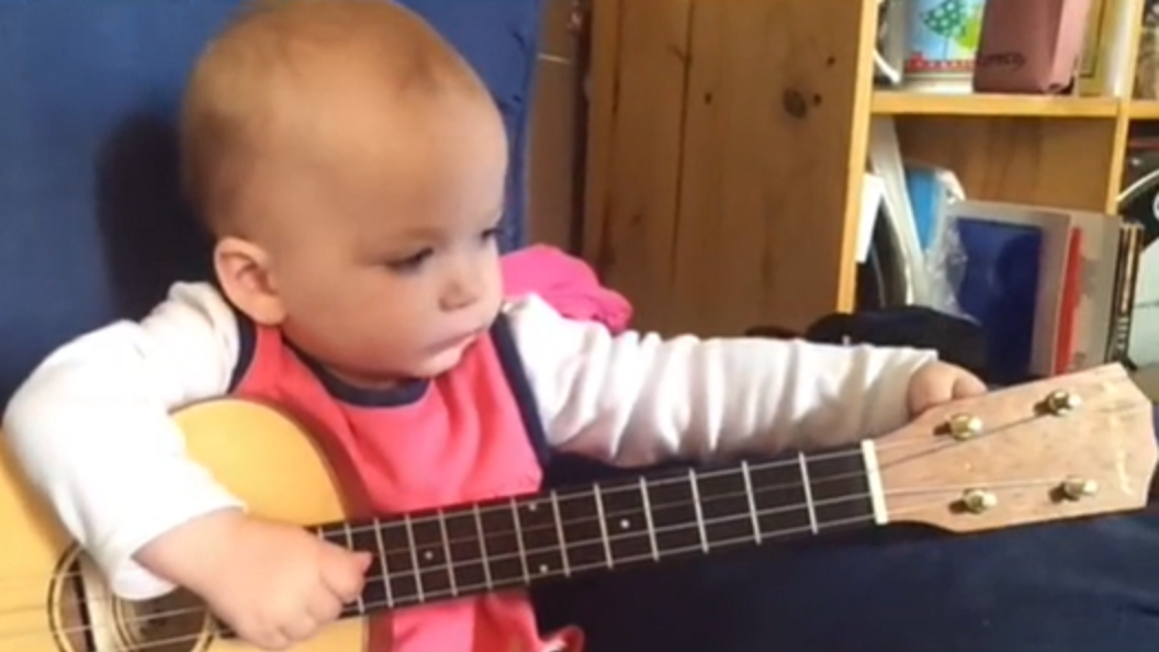 dziecko z gitarą