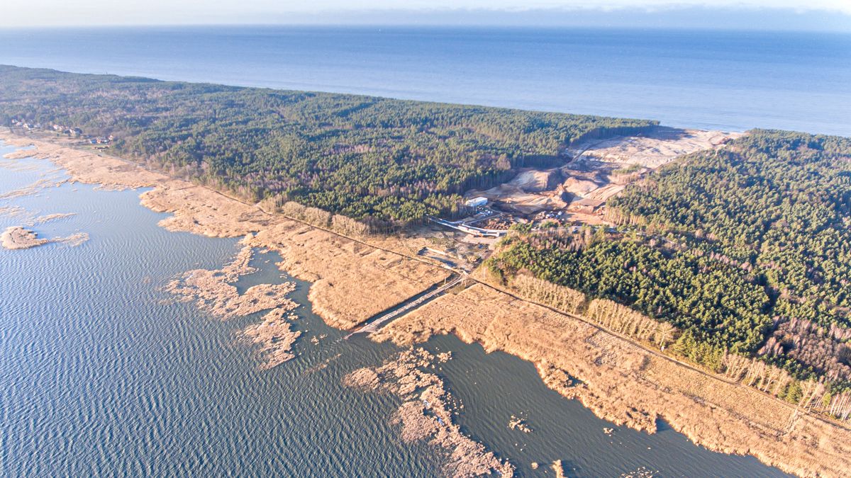 Widok Mierzei Wiślanej od strony Zalewu Wiślanego z widocznym placem budowy przekopu 
