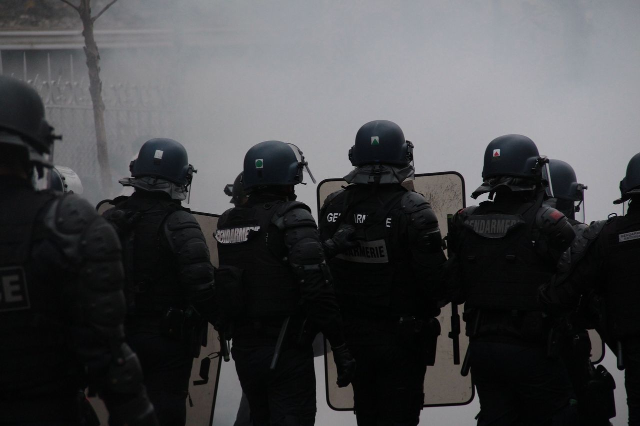 Policja prewencji używa gazu łzawiącego, aby rozproszyć protestujących w Paryżu