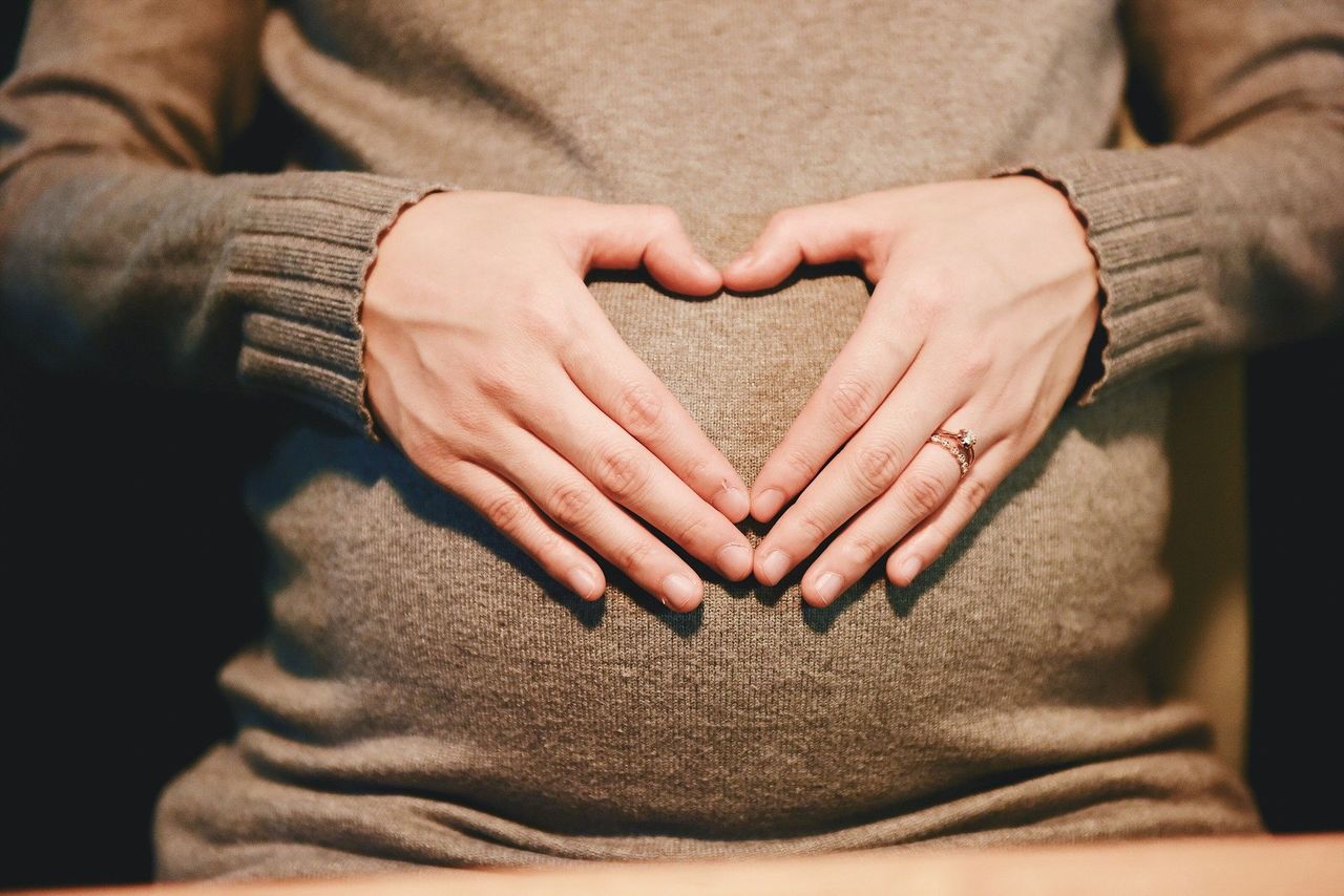 Kobiety w ciąży bardziej narażone na ciężki przebieg COVID-19.