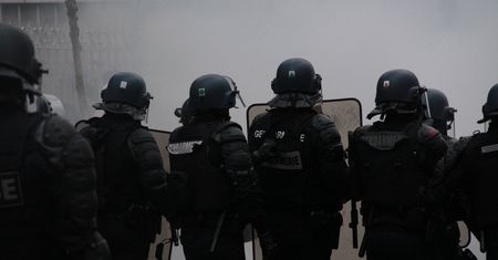Policja prewencji używa gazu łzawiącego, aby rozproszyć protestujących w Paryżu