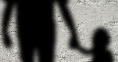 Ojczym bił kablem i kopał 9-latka, matka chłopca nie reagowała