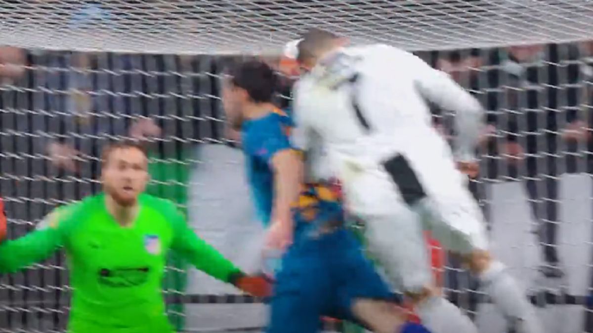 screen z filmu wideo, na którym widać jak Ronaldo strzela gola
