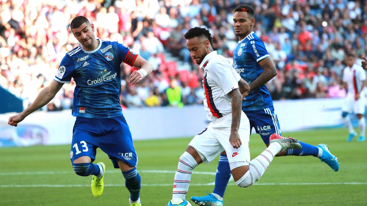 PAP/EPA / CHRISTOPHE PETIT TESSON / Na zdjęciu: Neymar składający się do strzału 