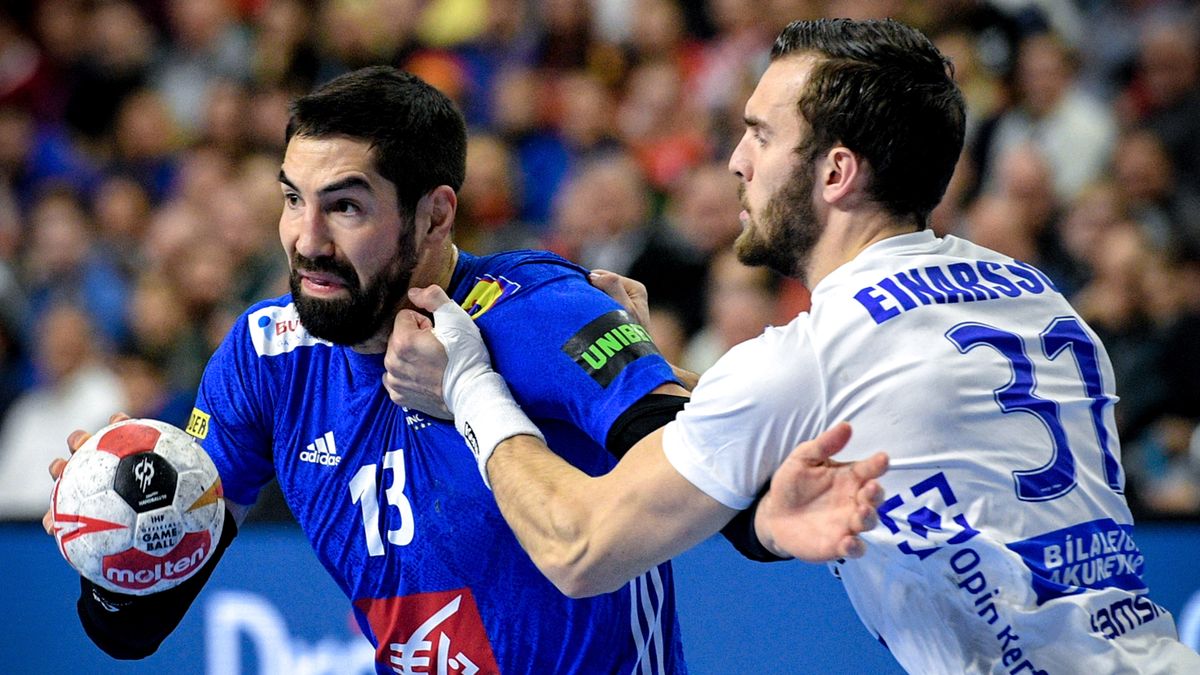 Nikola Karabatić (z lewej) i Teitur Oro Einarsson (z prawej)