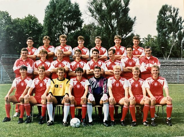 Zdjęcie, na którym brakuje "Kowala". Ryszard Staniek - drugi od lewej w drugim rzędzie