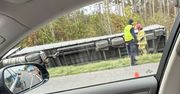 A2: Ciężarówka wywróciła się na bok na autostradzie. Występują utrudnienia w ruchu