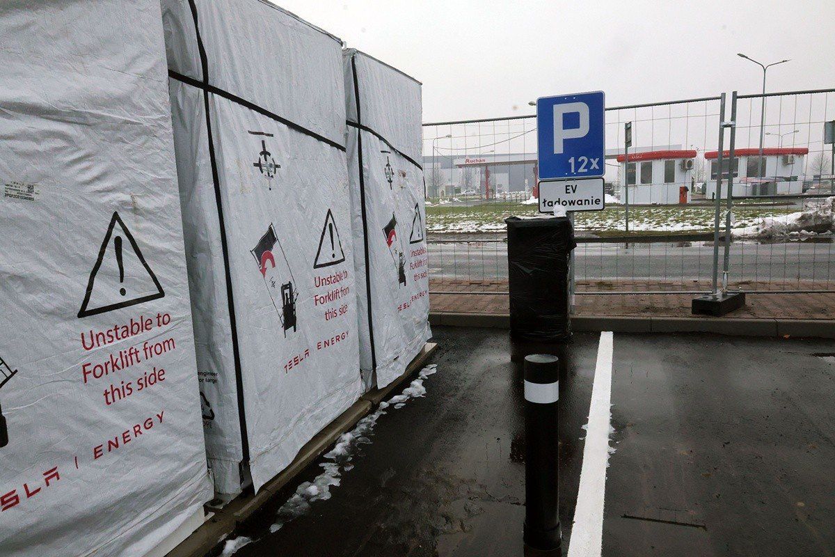 Legnica: Powstaje jedna z największych w Polsce stacji do szybkiego ładowania aut elektrycznych Tesla Supercharger. Będzie 12 stanowisk