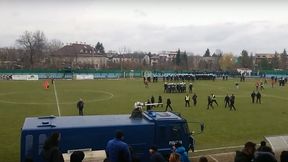 Gaz pieprzowy, armatka, ranny policjant. Mecz Okocimski KS Brzesko - Tarnovia Tarnów przerwany