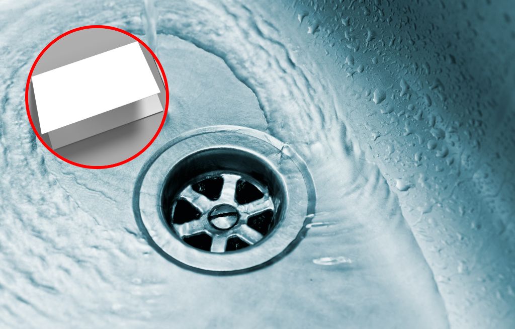 Przed wyjazdem na urlop włóż do zlewu. Ten trik oszczędzi ci kłopotu po powrocie