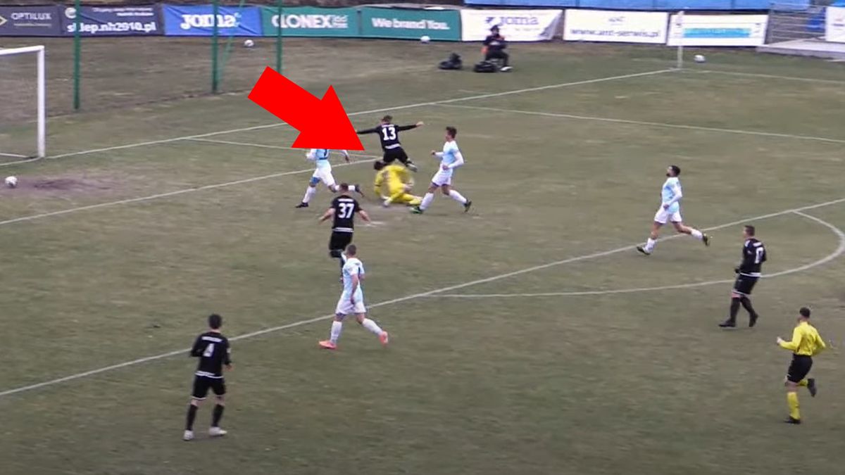 YouTube / CFsport / W tej sytuacji Dawid Smug odniósł poważną kontuzję