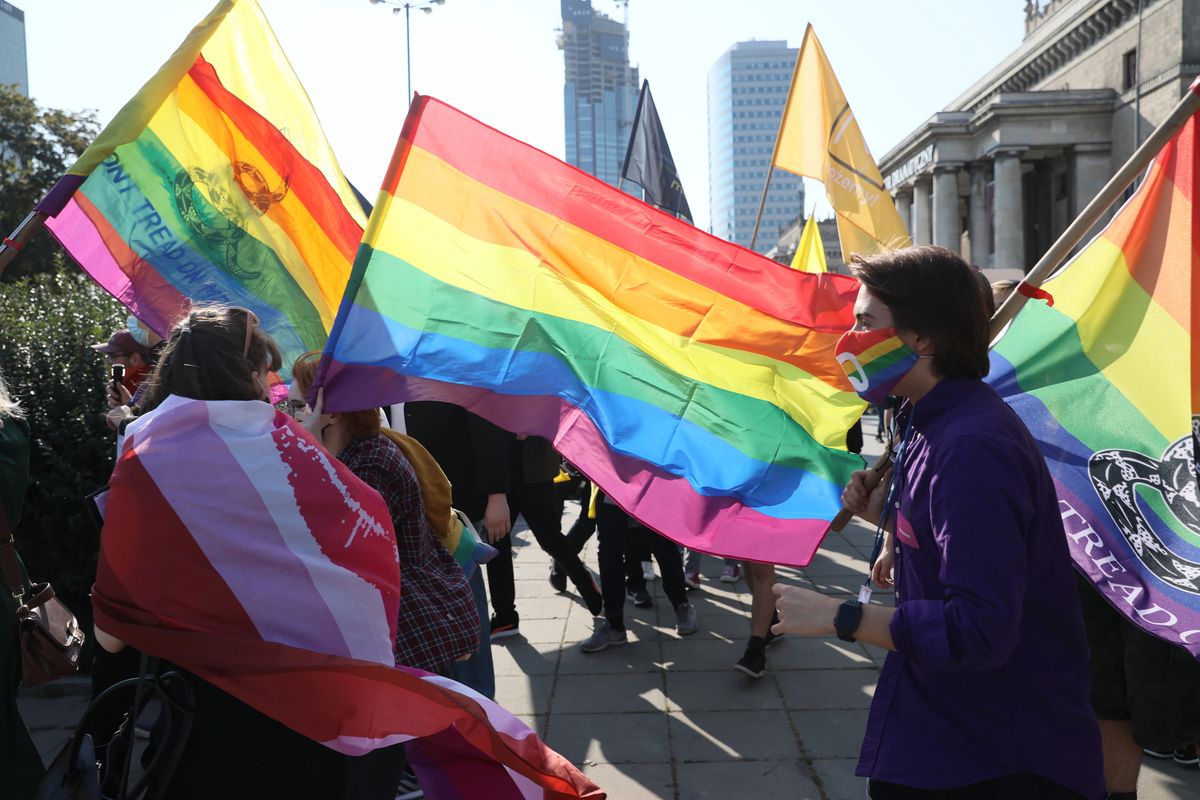 "Brak zapewnienia możliwości uznania i ochrony związków osób tej samej płci". Polska naruszyła Art. 8