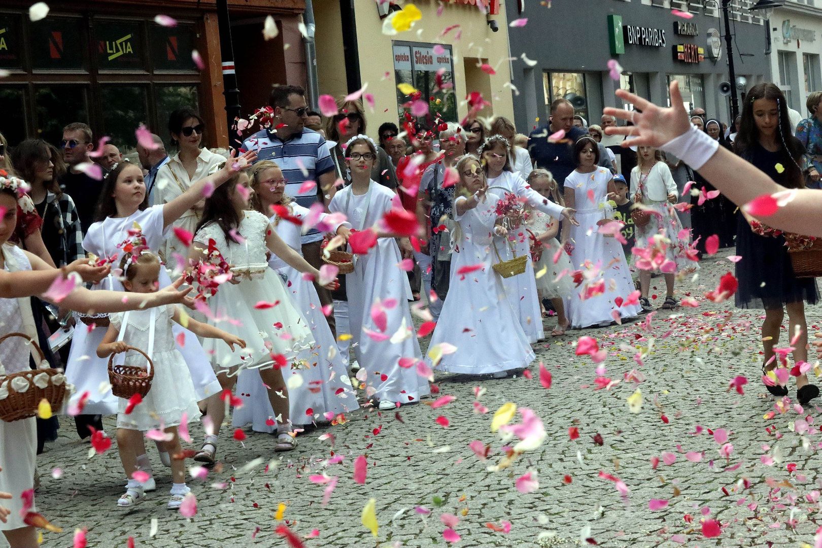 Boże Ciało w Legnicy. Tymi ulicami przejdą procesje. Będą utrudnienia w ruchu