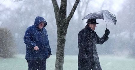 Paraliż i zakupowa panika w Irlandii. 80 tysięcy osób bez prądu i wody po intensywnych opadach śniegu