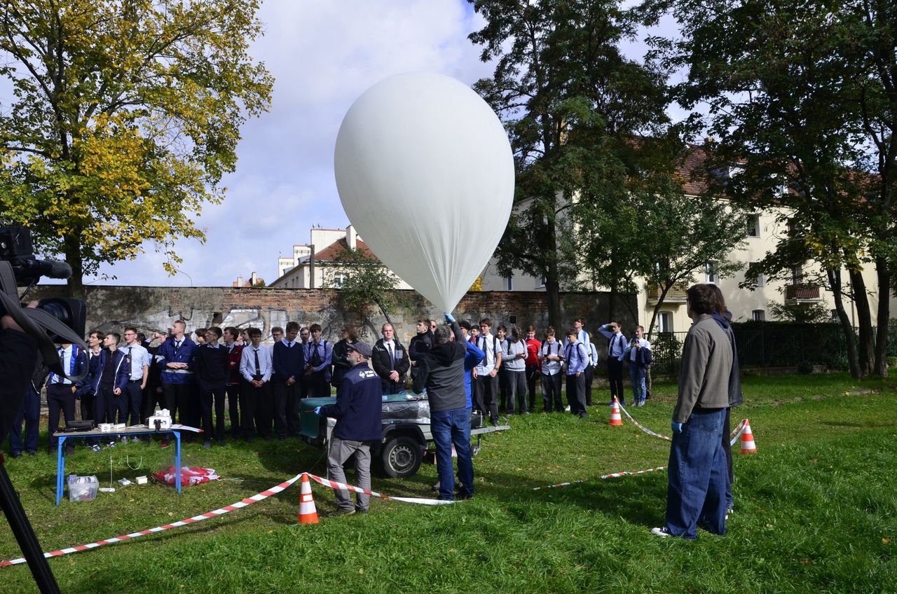 Poznań: Uczniowie wysłali w kosmos balon stratosferyczny. Poleciał na 30 kilometrów i wylądował w Kaliszu