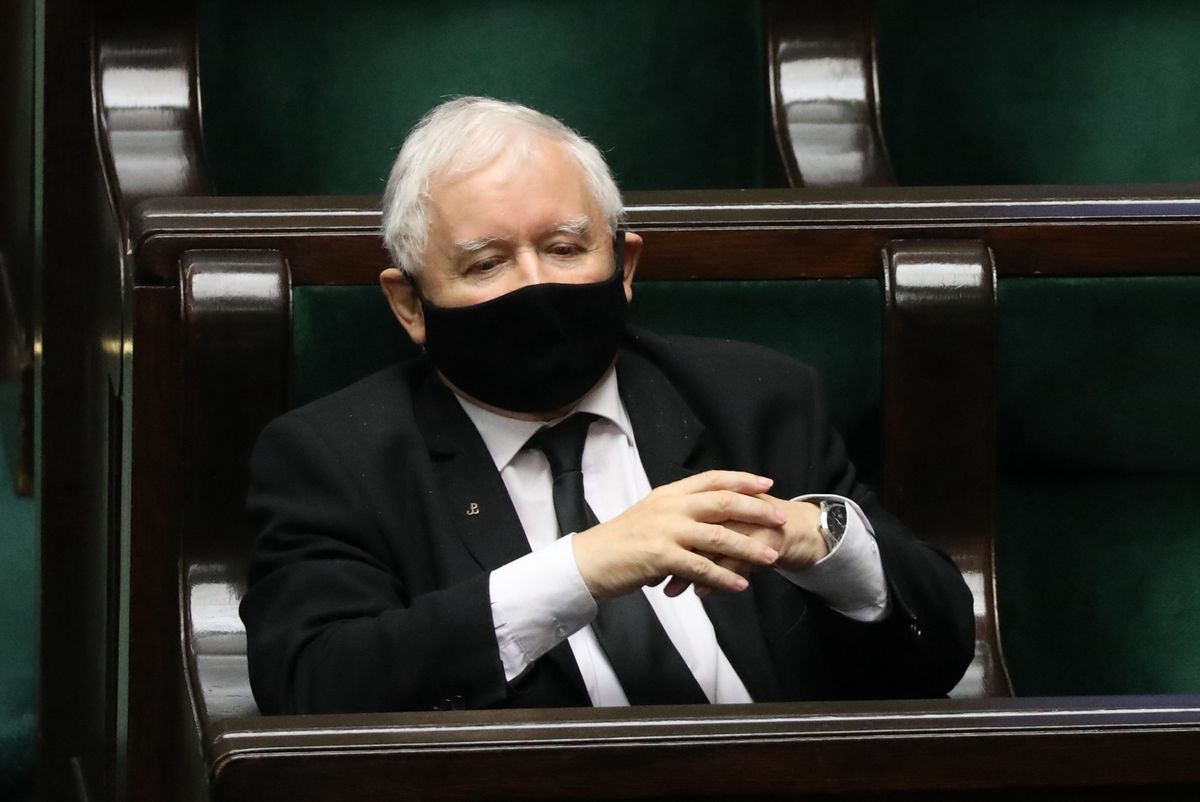 Jarosław Kaczyński zawiesił 23-letniego radnego z PiS. Za krytykę TK
