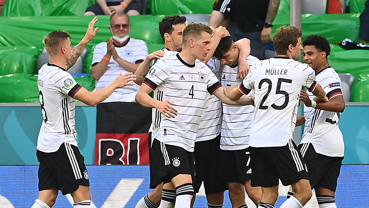 reprezentanci Niemiec cieszą się z gola
