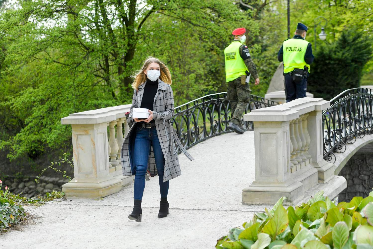 Nicole Bogdanowicz w parku je ciastko z truskawkami