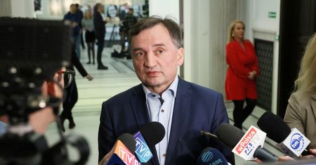 Policji nie udało się zatrzymać Ziobry. "Samodzielnie się nie stawi"