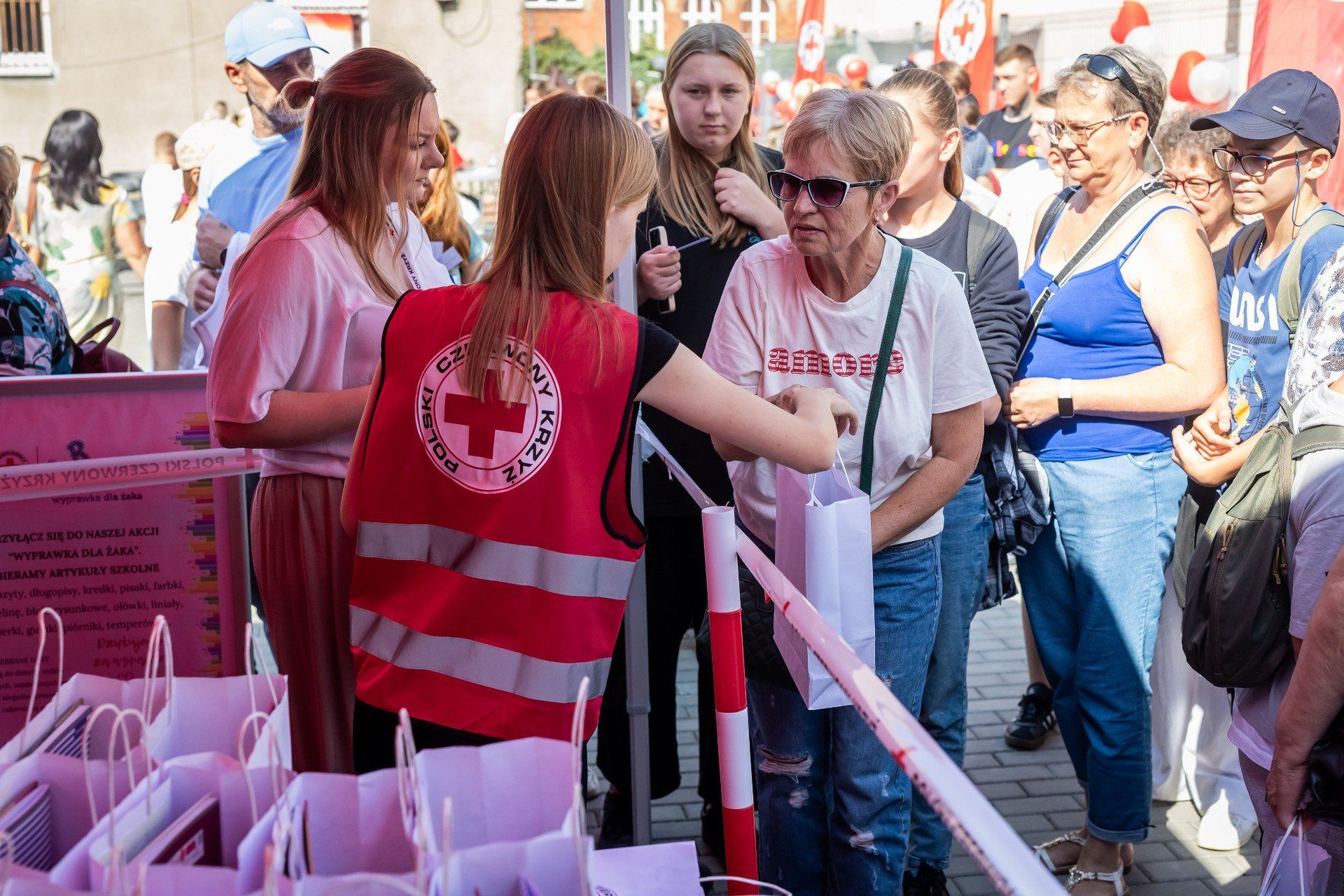 Wolontariusze rozdawali przygotowane upominki.