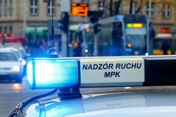 Wrocław: Poranne problemy pasażerów. Wypadek i awaria na torowisku