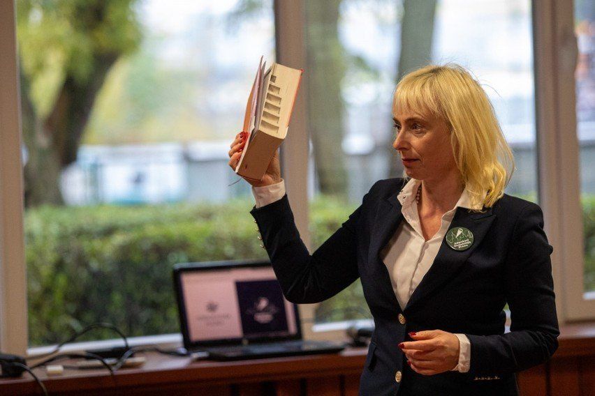 Adwokat Edyta Bocianiak często występuje w roli reprezentanta małoletniego (wyznaczona przez sąd). Mówi, że wielu rodziców nie rozumie roli takiej osoby; myli np. z mediatorem czy kuratorem. -Warto zatem objaśniać opinii publicznej, o co w tej roli chodzi. Interes dziecka zawsze dla reprezentanta jest na pierwszym miejscu - podkreśla prawniczka.